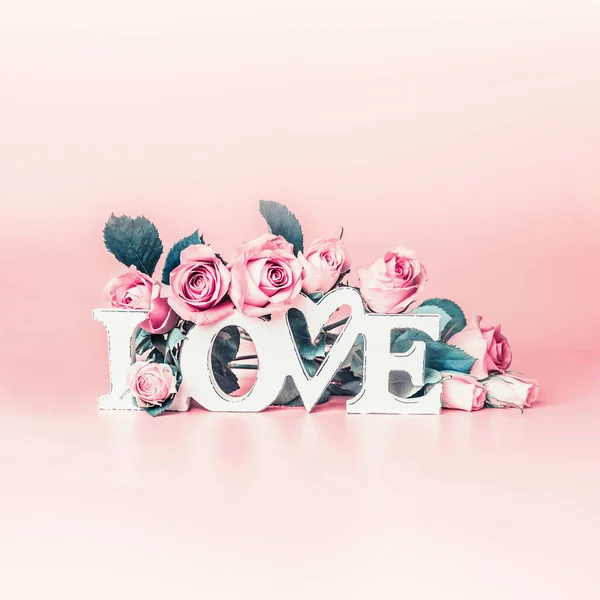 Conceito Amor Abstrato Com Palavra Amor Rosas Rosa Pastel Layout — Fotografia de Stock