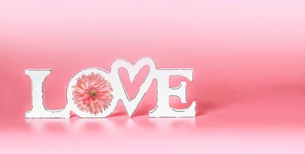 粉红背景下的白字爱的概念 创意浪漫的布局 婚礼卡片 复制空间 班纳问候语 — 图库照片