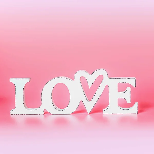 粉红背景下的带白字爱的抽象概念 创意浪漫的布局 婚礼卡片 复制空间 — 图库照片