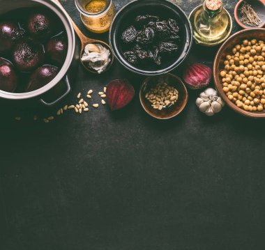 Çam fıstıklı pancar kökü salatası malzemeleri, koyu arka planda nohut ve kuru erik. Tasarımın için fotokopi alanı olan üst manzara. Sağlıklı temiz, düşük kalorili yiyecekler, diyet ve detoks yeme konsepti