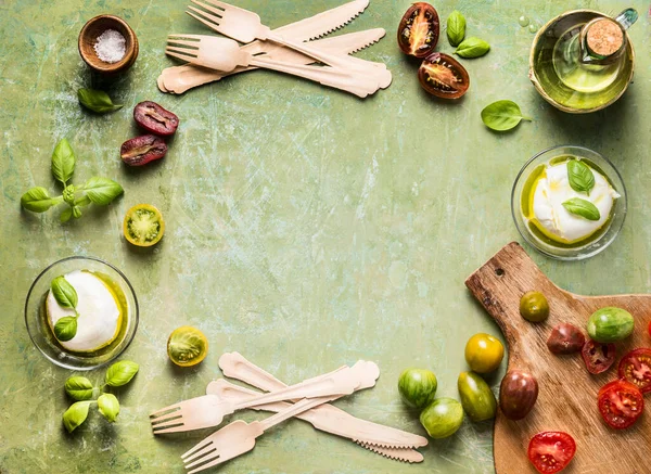 カラフルなトマト モッツァレラ バジル オリーブオイルと食品の背景 地中海の食材 レシピのコピースペース付きのトップビュー — ストック写真