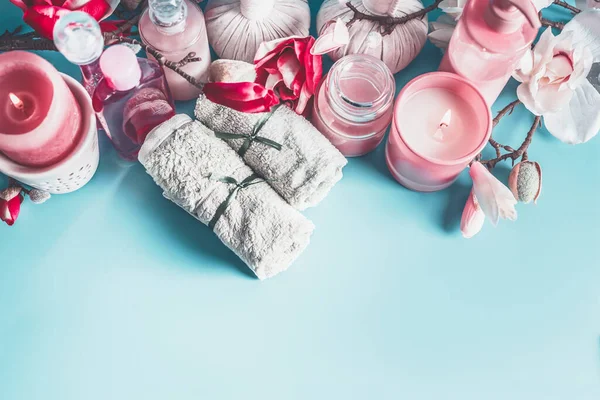 Hermoso Entorno Spa Con Toallas Flores Velas Cosméticos Para Cuidado —  Fotos de Stock