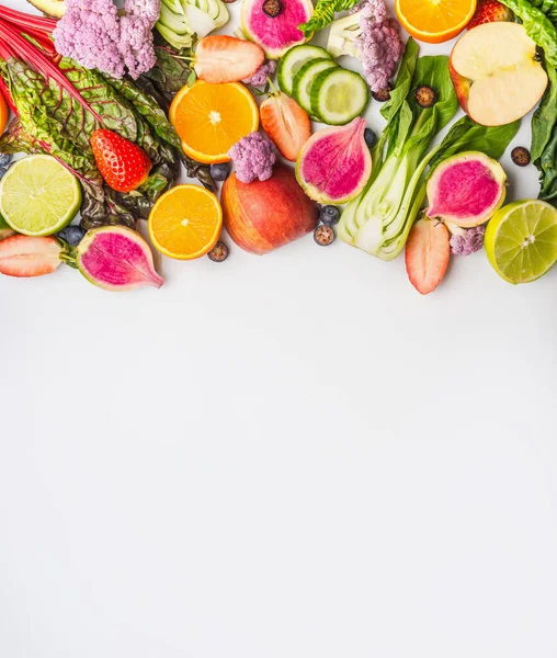 Különböző Nyári Gyümölcsök Zöldségek Fehér Háttérrel Felülnézetből Ételhatár Egészséges Életmód — Stock Fotó