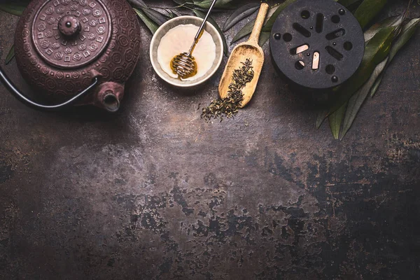 Традиционный Азиатский Зеленый Чай Фон Черным Железом Чайник Свечи Мед — стоковое фото