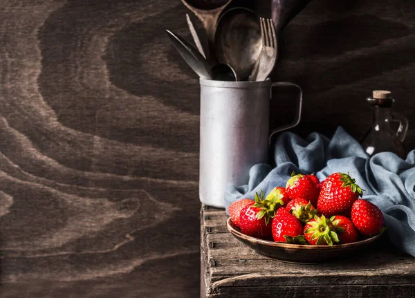 Fragole Piatto Sfondo Scuro Tavolo Cucina Rustico Natura Morta — Foto Stock