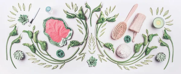自然ボディケア 化粧品のコンセプト 緑の熱帯の葉や花で構成 ボウル 白テーブルの背景に海塩とドライマッサージ装置 トップビュー フラットレイアウト ストック画像