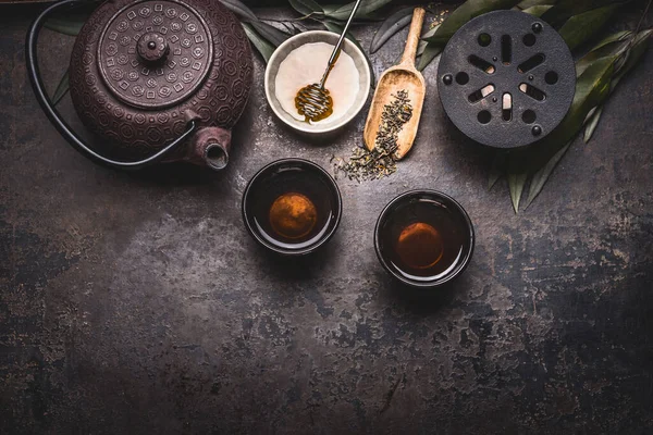 Traditionell Asiatisk Grön Inställning Med Tekanna Koppar Ljus Och Honung — Stockfoto