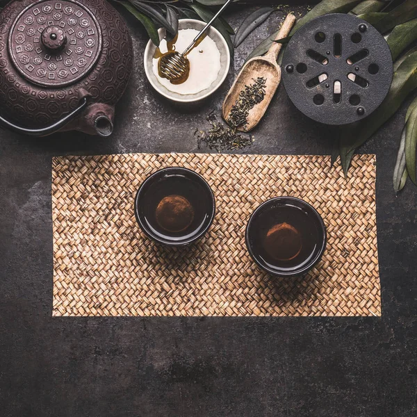 Tradiční Asijské Zelený Čaj Nastavení Černou Konvicí Poháry Svíčky Med — Stock fotografie
