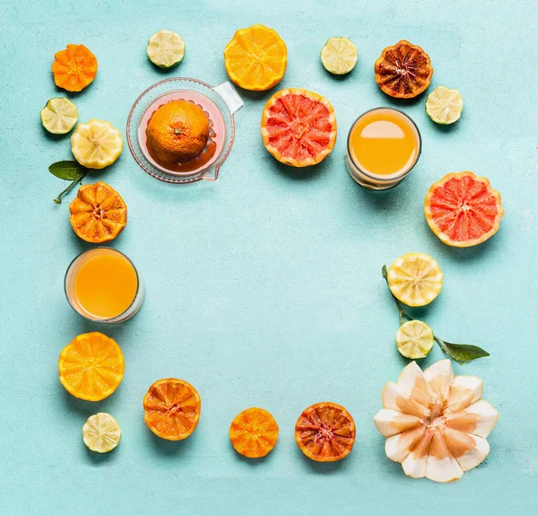 各种柑橘类水果和含新鲜压榨果汁的维生素C饮料 健康的生活方式食品背景 抗氧化剂脱毒饮料 平躺在床上复制空间 — 图库照片