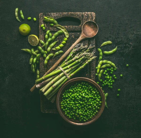Green Cooking Ingredients Green Asparagus Edamame Soybeans Lime Green Peas — стоковое фото