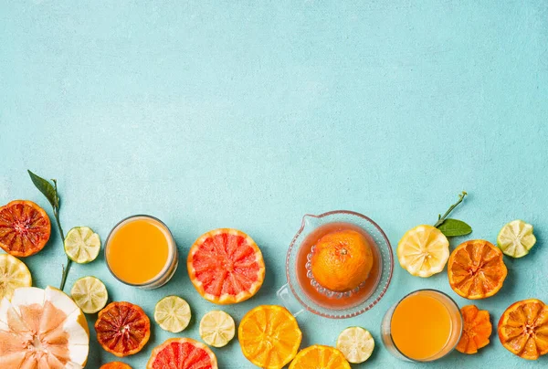 Zitrusfrüchte Verschiedene Zitrusfrüchte Und Saft Auf Hellblauem Hintergrund Draufsicht Mit — Stockfoto