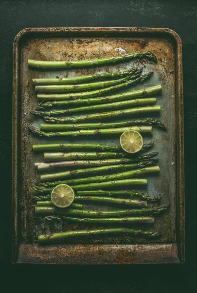Green Asparagus Baking Tray Dark Rustic Kitchen Table Background Top — Stock Photo, Image