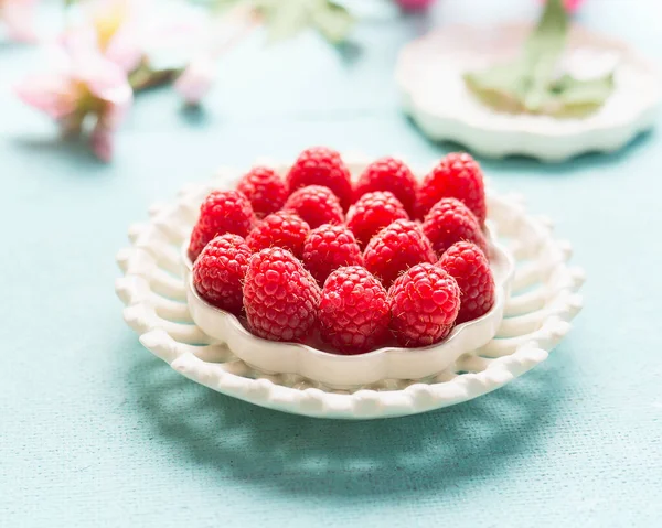 Close Raspberries White Plate Healthy Organic Summer Food — Stok fotoğraf