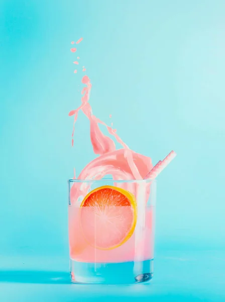 Splash Grapefruit Drink Glass Blue Background Summer Refreshing Beverage Pink — стоковое фото