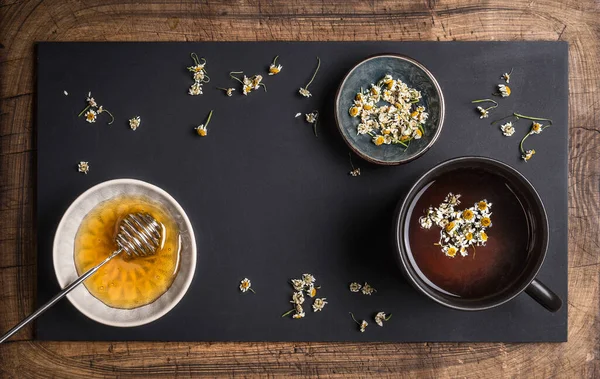 Healthy Herbal Tea Concept Cup Chamomile Tea Honey Died Flowers — 图库照片