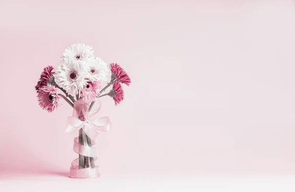 Όμορφη Ζέρμπερα Λουλούδια Δέσμη Κορδέλα Στέκεται Παστέλ Ροζ Φόντο Αντιγραφή — Φωτογραφία Αρχείου