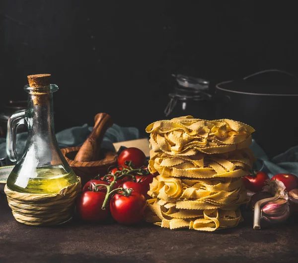 Italian Pasta Tomatoes Olives Oil Garlic Dark Rustic Kitchen Counter — Foto de Stock