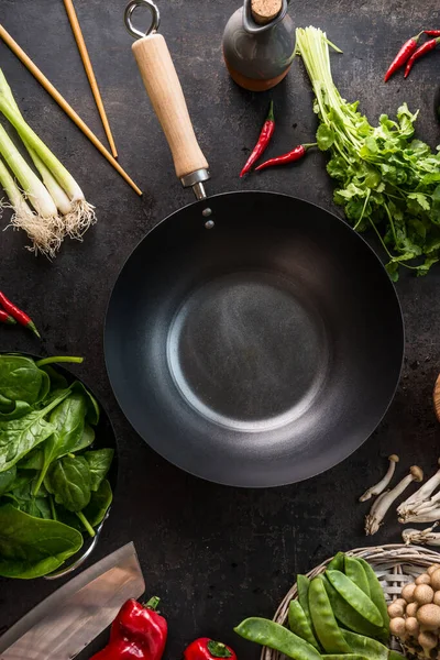 Порожня Сковорідка Кухонному Столі Паличками Їжі Інгредієнтами Вегетаріанської Азійської Їжі — стокове фото