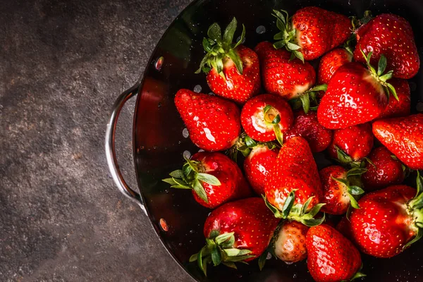 Close Fresh Strawberries Black Colander Bowl Top View — Zdjęcie stockowe