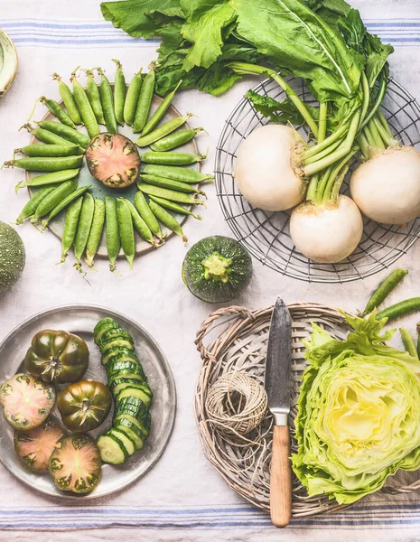Зеленые Овощи Мисках Светлом Столе Ножом Зеленый Горох Кольраби Салат — стоковое фото