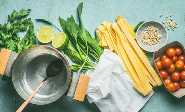 Wild Garlic Noodles Ingredients Fettuccine Ramson Leaves Tomatoes Pine Nuts — Photo