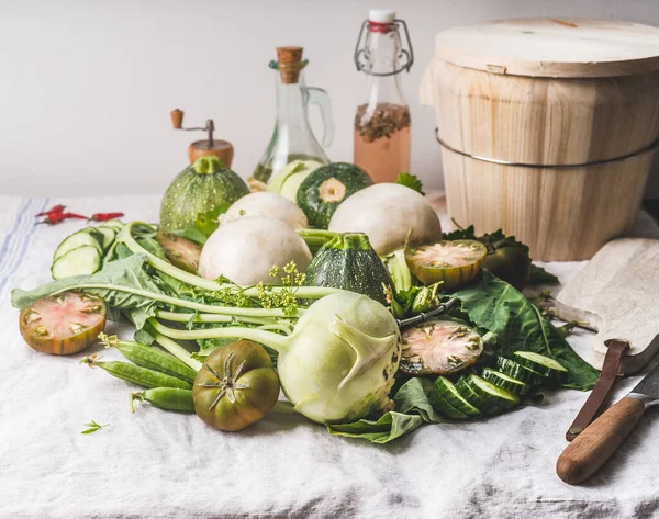 Куча Различных Зеленых Овощей Ингредиенты Легкий Кухонный Стол Здоровое Питание — стоковое фото