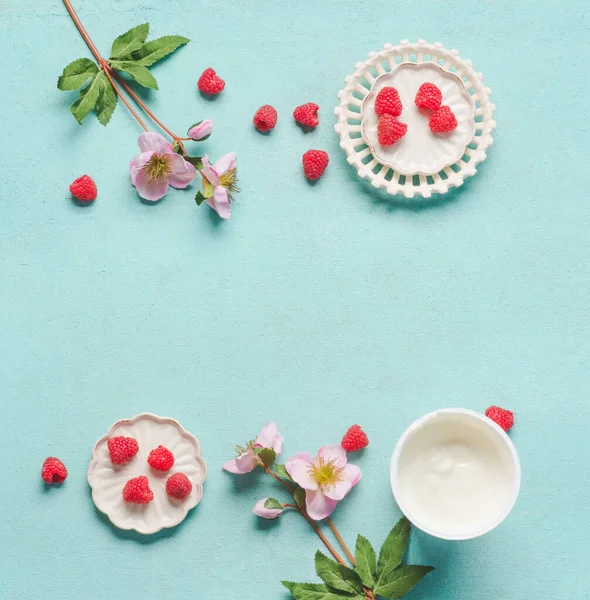 Pastel Mavi Masa Arka Planında Ahududu Yoğurt Fincanı Üst Manzara — Stok fotoğraf