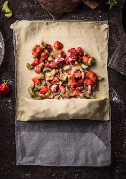 Rabarber Och Jordgubbar Strudel Paj Beredning Degen Med Skivade Ingredienser — Stockfoto