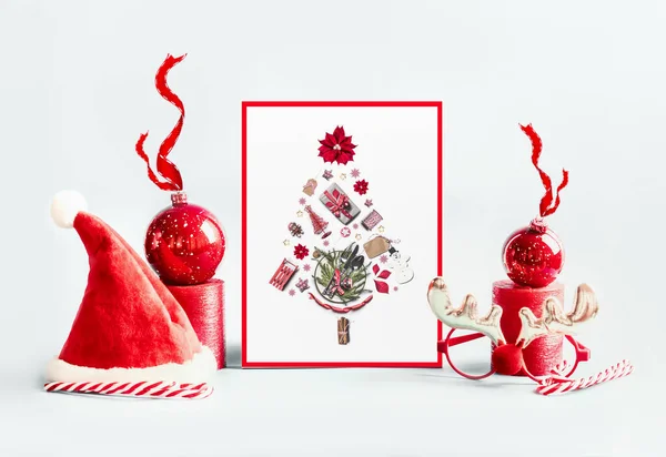 圣诞概念与红色装饰 圣诞老人帽 红色的灌木装饰带和框架标志与圣诞树站在白色的背景 寒假圣诞物品 — 图库照片