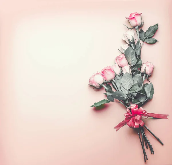 Pastelowe Różowe Róże Wstążką Romantyczne Tło Walentynki Kartka Życzeniami Bukiet — Zdjęcie stockowe