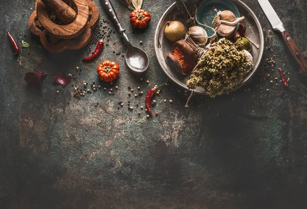 Szárított Fűszernövények Fűszerek Rusztikus Élelmiszer Háttér Kanállal Késsel Felülnézet — Stock Fotó