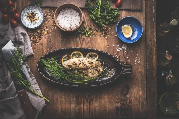 Fischfilet Mit Zitrone Und Kräutern Backform Auf Rustikalem Küchentischhintergrund Mit — Stockfoto