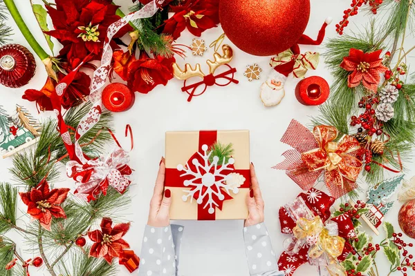 Frauen Halten Weihnachtsgeschenkschachtel Auf Weißem Schreibtisch Mit Verschiedenem Weihnachtsschmuck Der — Stockfoto