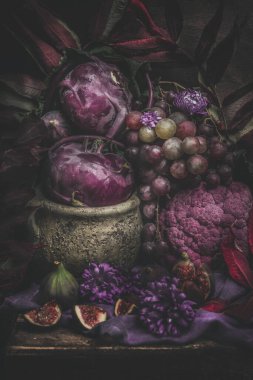 Mor meyve ve sebzelerle dolu bir hayat. Koyu