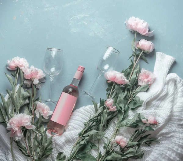 Flaska Med Rosévin Med Vinglas Blå Bakgrund Med Vit Stickad — Stockfoto