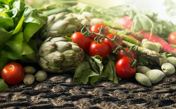 Půdě Leží Čerstvá Organická Středomořská Zelenina Rajčata Zelené Mandle Artyčoky — Stock fotografie