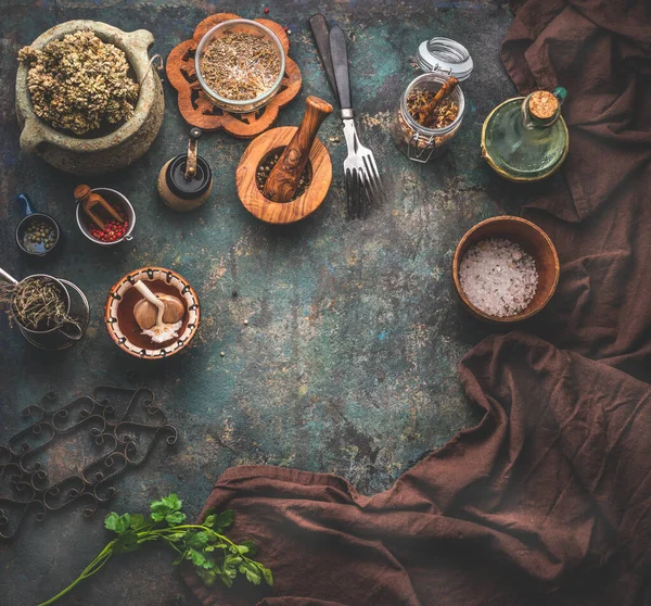 Rustikální Jídlo Pozadí Vinobraní Kuchyňské Nádobí Byliny Koření Dřevěných Miskách — Stock fotografie