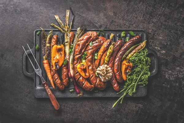 Diverse Gegrilde Vleesworsten Met Geroosterde Groenten Gietijzeren Grillpan Met Vleesvork — Stockfoto