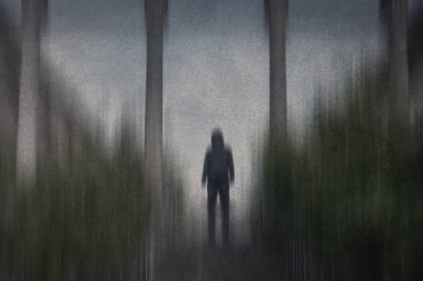 Yıkılmış bir binanın tarihi sütunlarına karşı siluetli, ürkütücü kukuletalı bir figür. Bir grunge düzenleme ile.