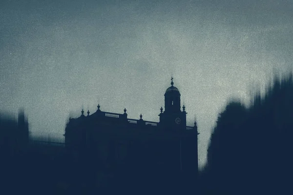 Concept Effrayant Regarder Silhouette Une Église Mystérieuse Avec Grunge Modifier — Photo