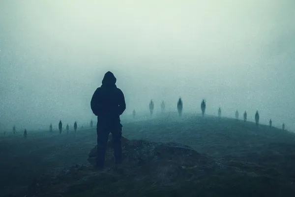 Жуткая Сверхъестественная Концепция Человека Смотрящего Призраков Плавающих Мрачном Туманном Ландшафте — стоковое фото