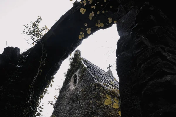 Ürkütücü Bir Düzenleme Galler Ngiltere Deki Ürkütücü Bir Kilise Kulesinin — Stok fotoğraf