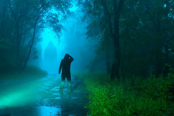 Oscuro Concepto Aterrador Hombre Mirando Monstruo Pies Grandes Misterioso Pie —  Fotos de Stock