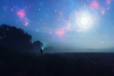 Uzaylı istilası konsepti. Gece gökyüzünde parlayan UFO 'ların sisli ve ürkütücü bir geceye bakan bir figürle.