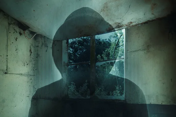 二重露光の恐怖概念 放棄された荒廃した家のフード付きの人物 グランジ テクスチャ編集 — ストック写真