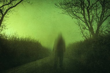 Bulanık bir hayaletin lanetli konsepti. Köy yolunda dikiliyorum. Ürkütücü sisli bir kış gecesinde. Bir grunge düzenleme ile