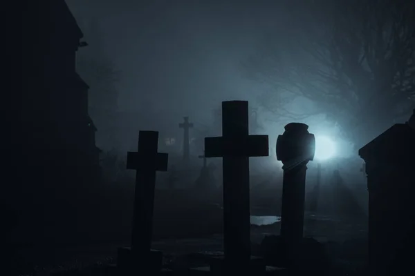 Een Spookachtig Kerkhof Met Graven Silhouet Een Enge Mistige Winters — Stockfoto