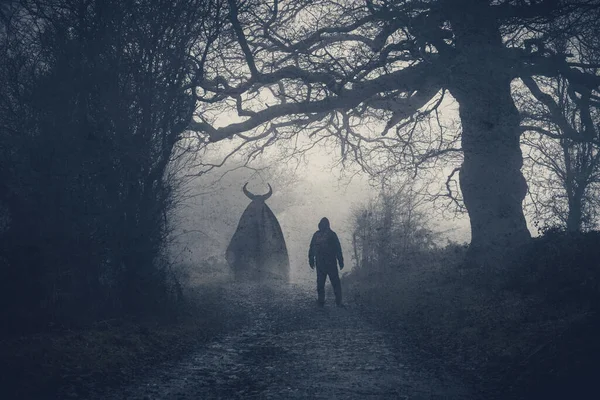 Een Horror Concept Van Een Gehoornde Drijvende Demon Kijkend Naar — Stockfoto