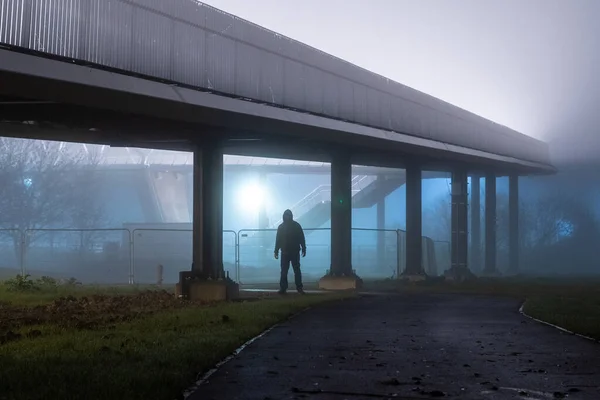 Scary Hooded Figure Hidden Face Standing Bridge Spooky Foggy Winters — Stockfoto