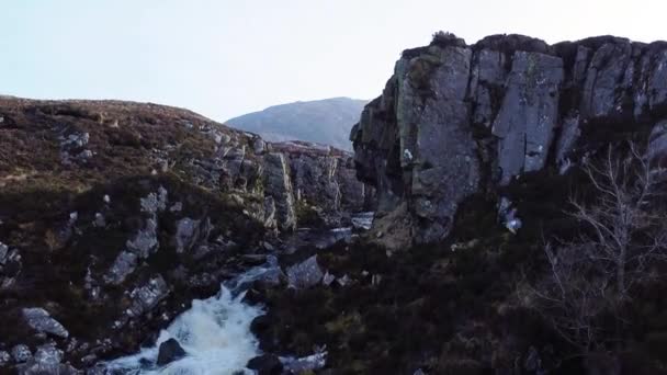 野生の川の峡谷 岩や山の上に撃たれた無人機外へヘブリディーズ スコットランド — ストック動画